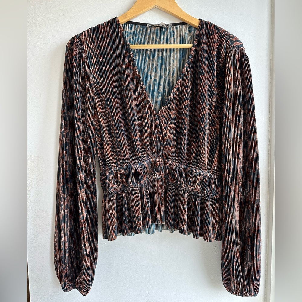 Wayf, Leopard, Plisse top.